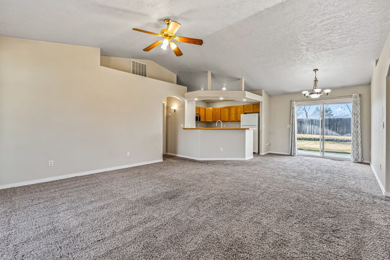 695 N Shady Grove Way - Photo 3 of 25