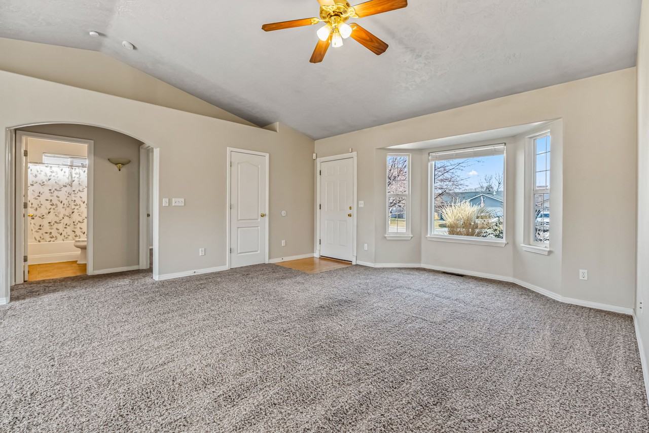 695 N Shady Grove Way - Photo 4 of 25