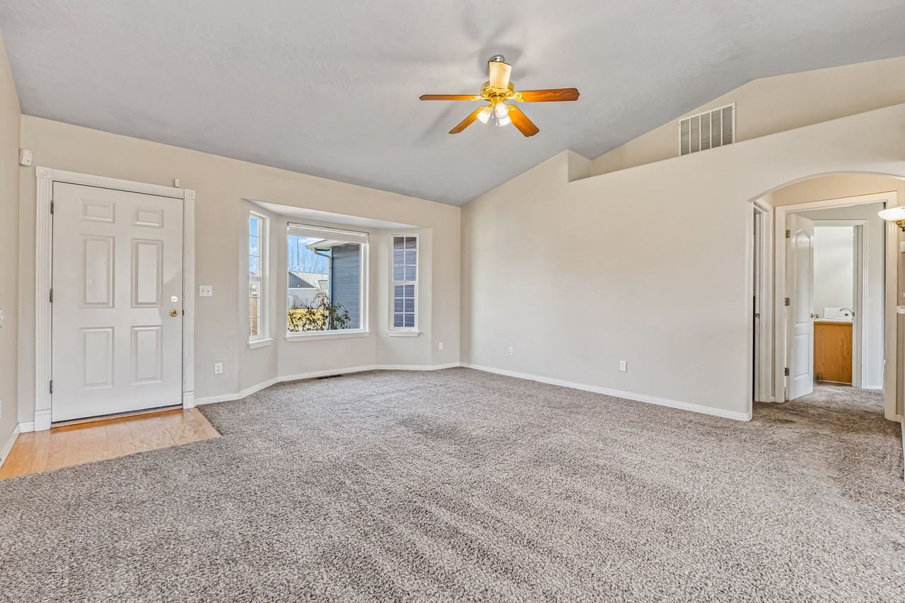 695 N Shady Grove Way - Photo 5 of 25