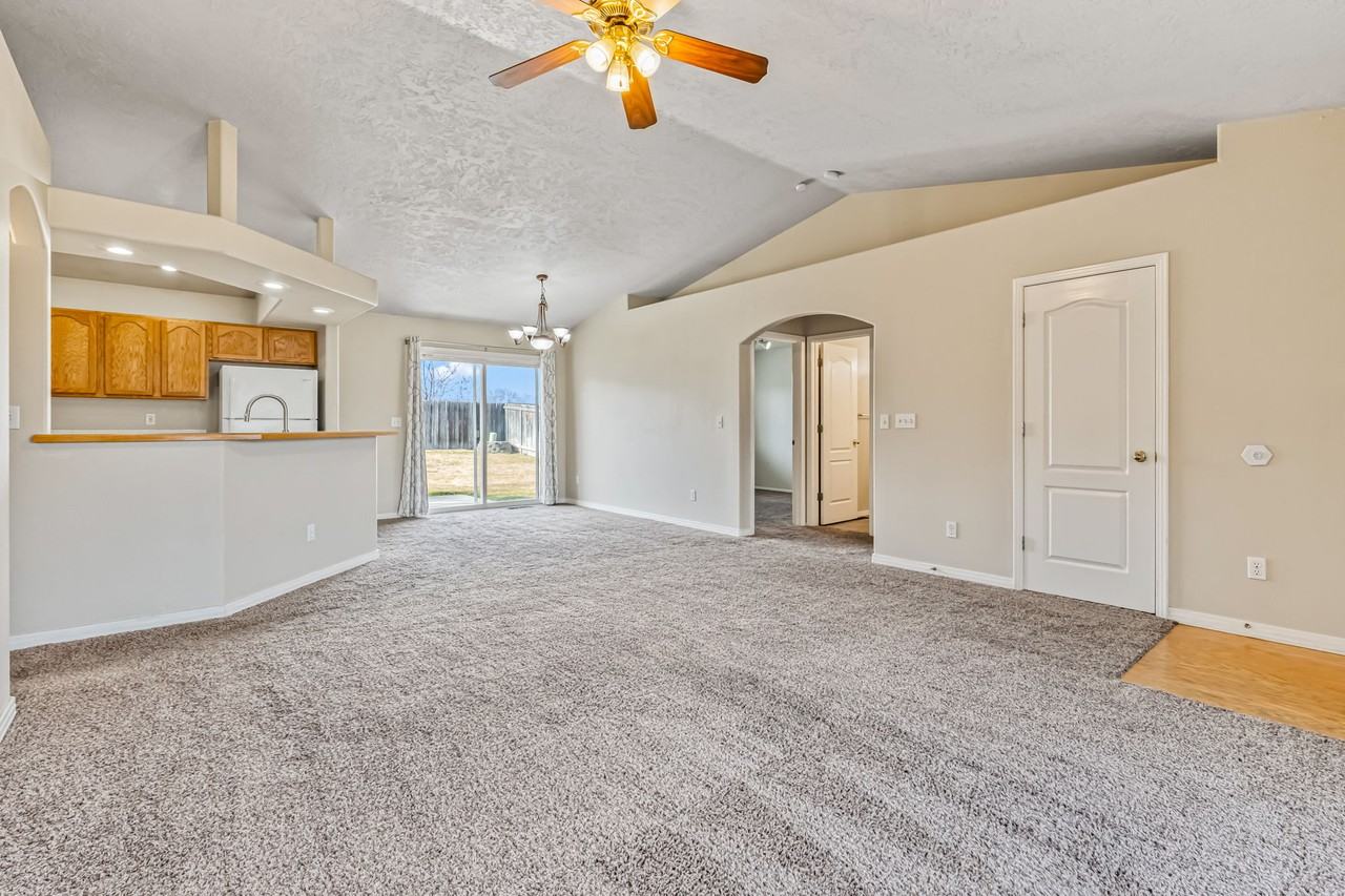 695 N Shady Grove Way - Photo 6 of 25