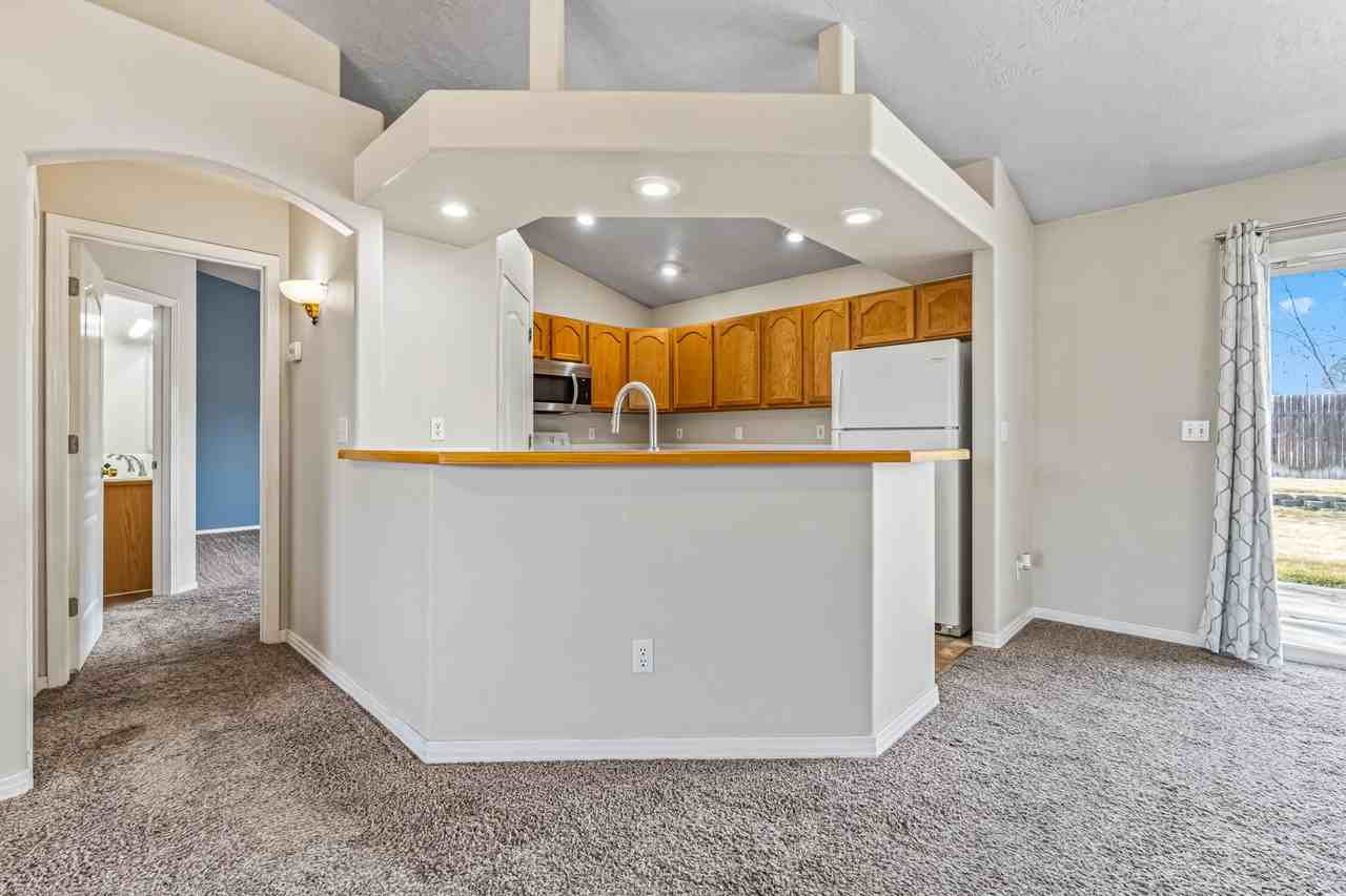 695 N Shady Grove Way - Photo 7 of 25