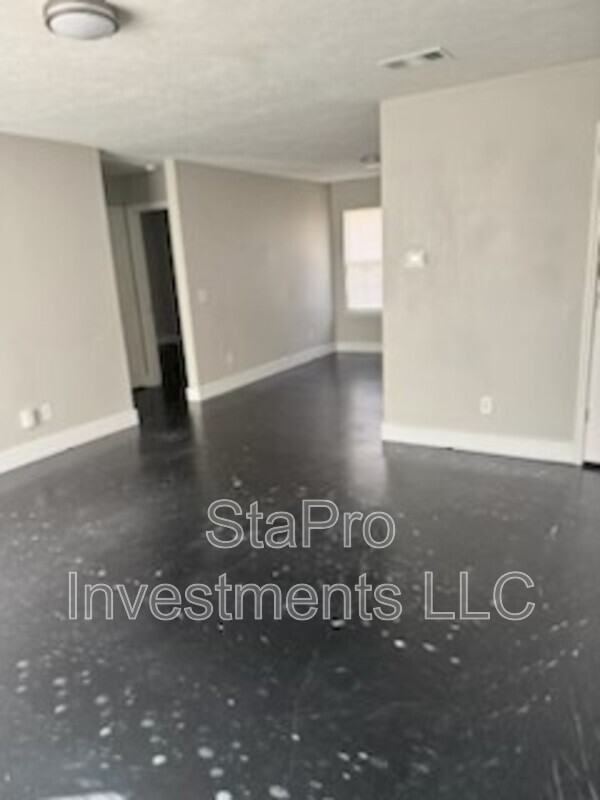 202 Village Pl - Photo 3 of 7