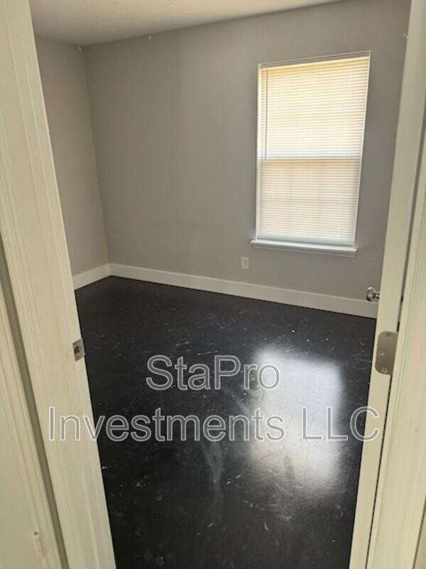 202 Village Pl - Photo 4 of 7