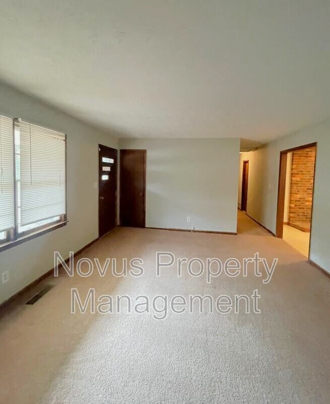 1427 Pineview Cir - Photo 4 of 18