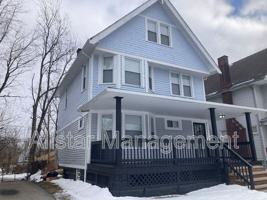 featured image of 521 E 109th St