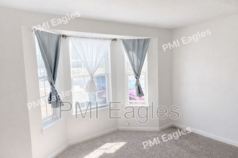 1004 Bush Ave - Photo 3 of 10