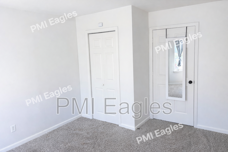 1004 Bush Ave - Photo 5 of 10