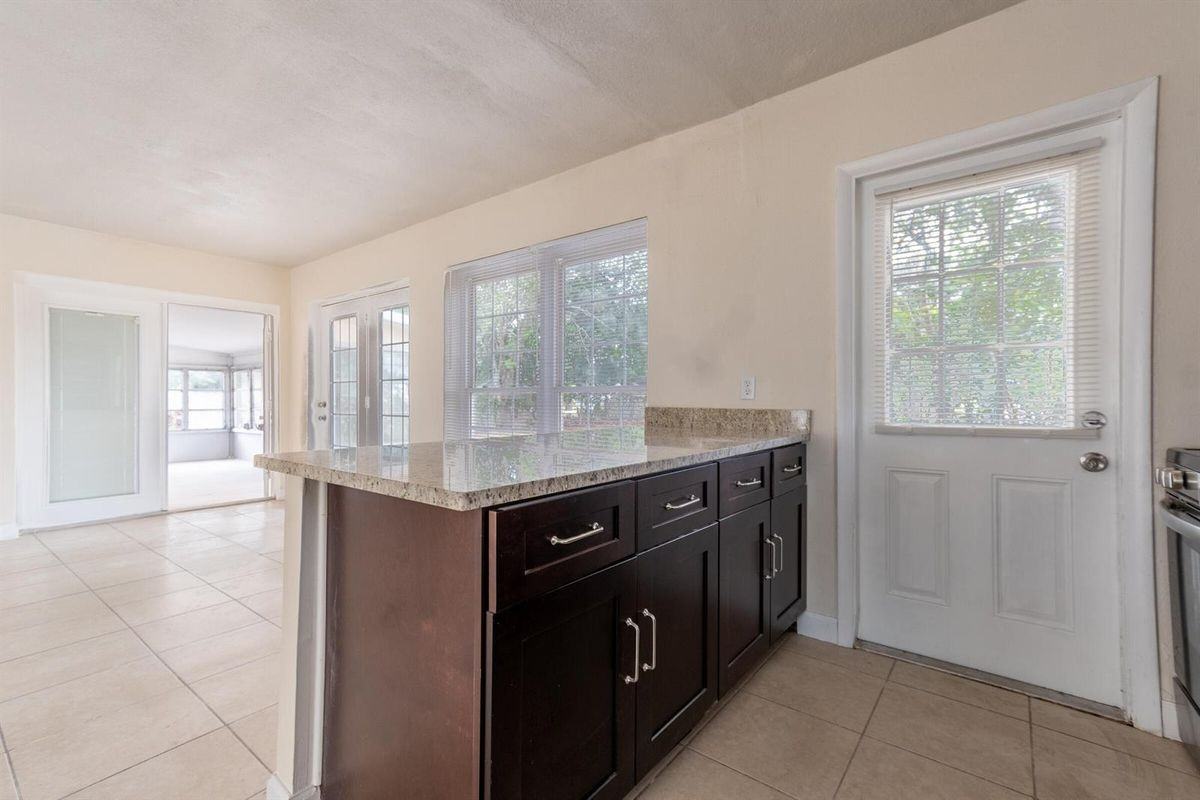 170 Se Serenata Ct - Photo 6 of 17