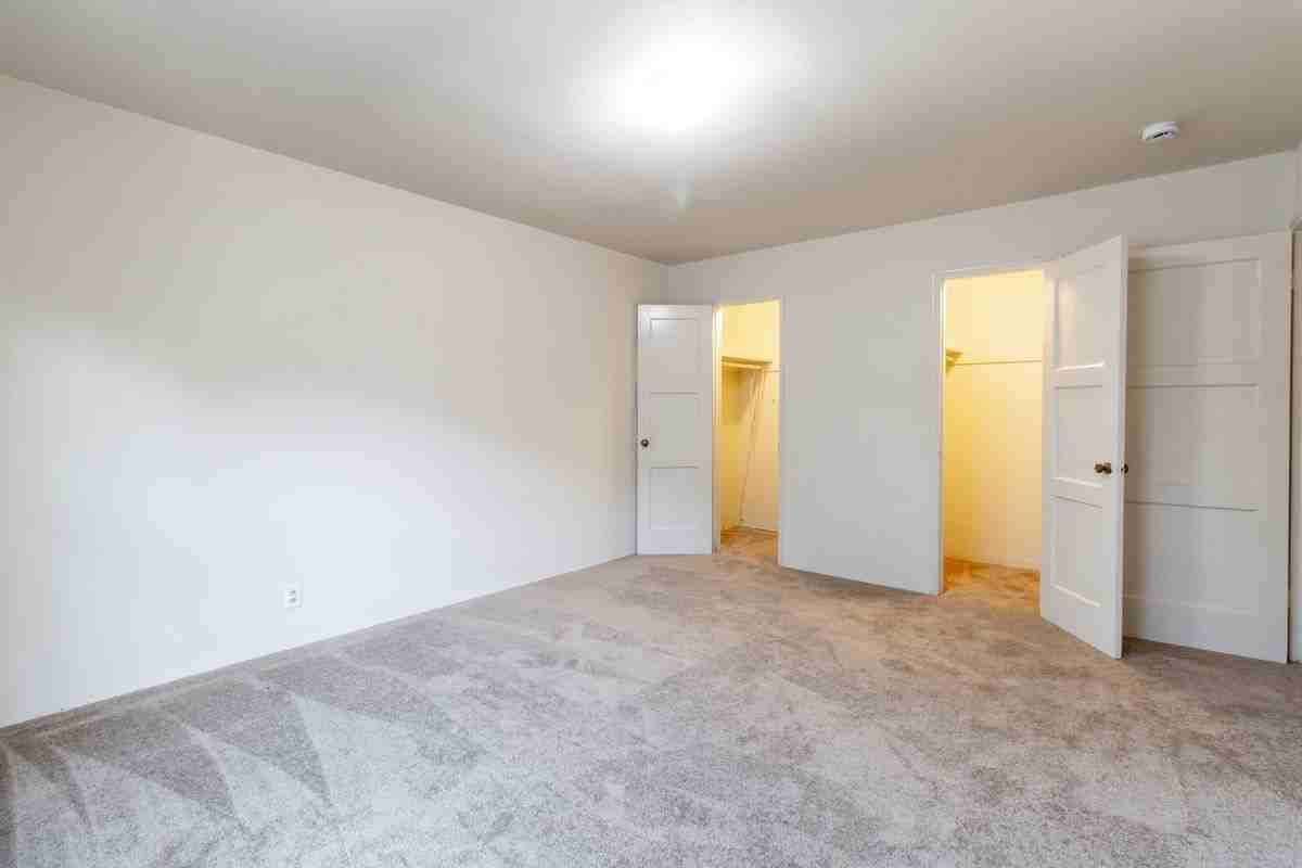 449 N Euclid Ave - Photo 3 of 5