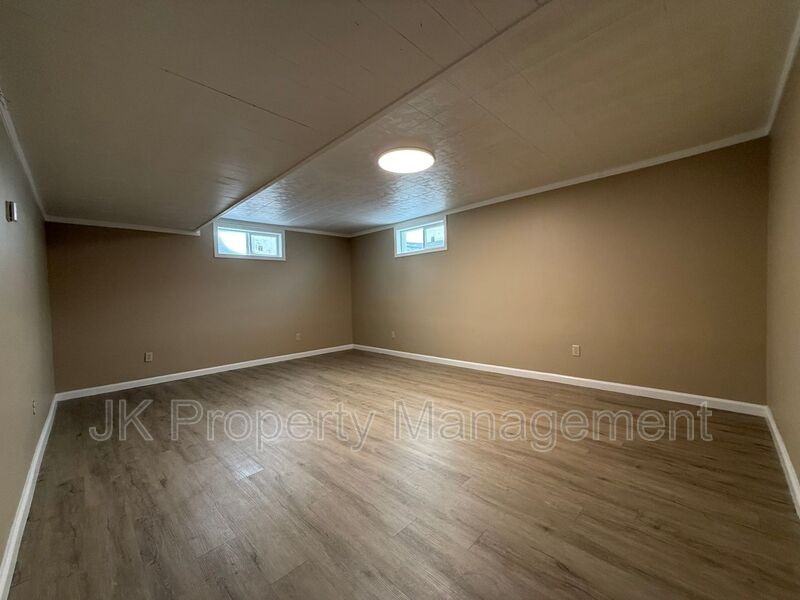 528 21st Ave Ne - Photo 4 of 17