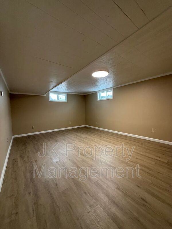528 21st Ave Ne - Photo 5 of 17