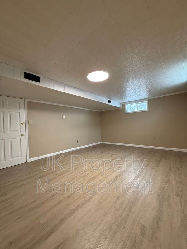 528 21st Ave Ne - Photo 6 of 17