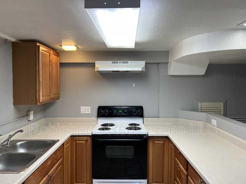 272 Cedar St - Photo 4 of 27