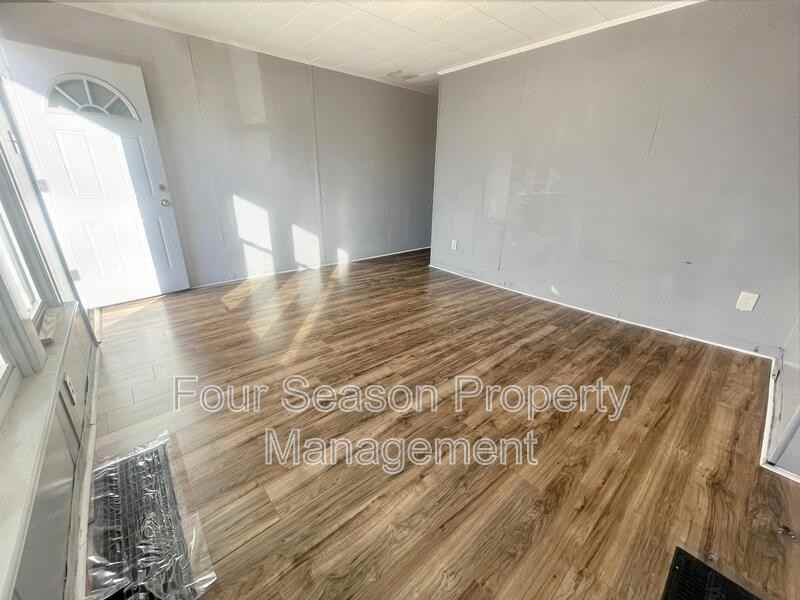 304 S Locust St - Photo 4 of 11