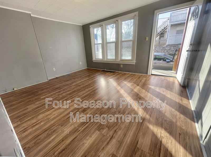 304 S Locust St - Photo 5 of 11