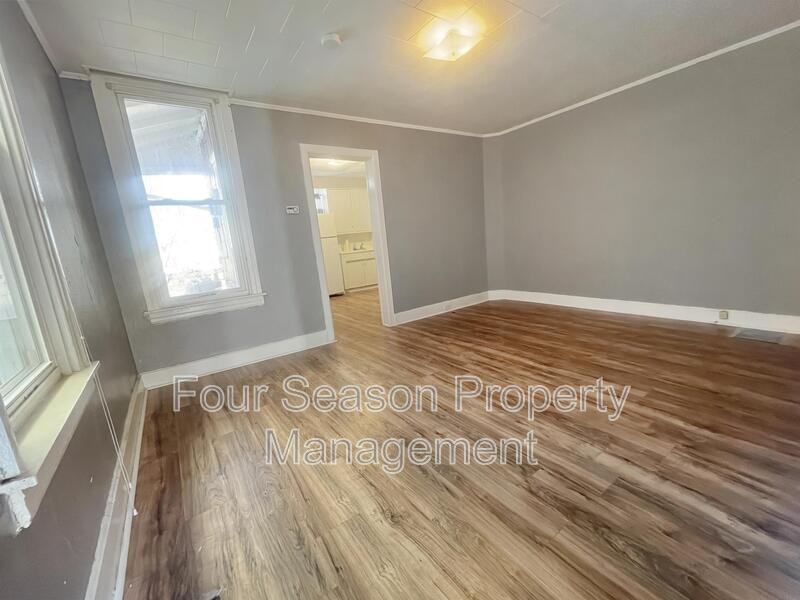 304 S Locust St - Photo 7 of 11