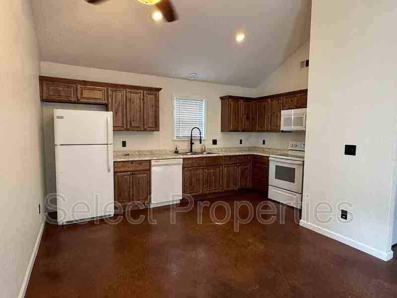 636 W Oak Ave #B - Photo 3 of 13