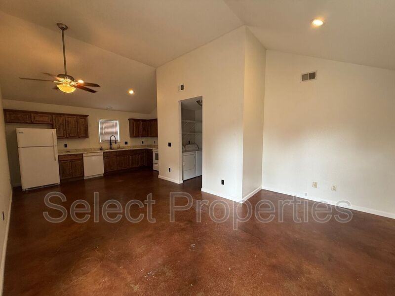 636 W Oak Ave #B - Photo 5 of 13