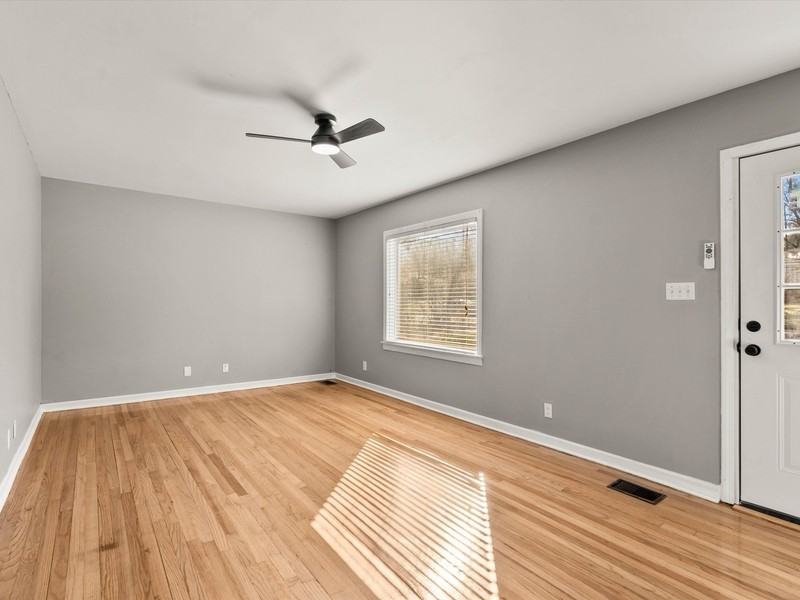 1403 Lowell Dr Se - Photo 4 of 23