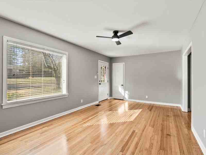 1403 Lowell Dr Se - Photo 5 of 23