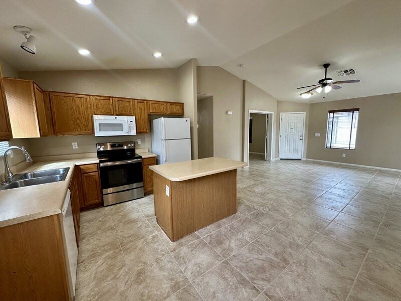 41841 W Sunland Dr - Photo 4 of 17