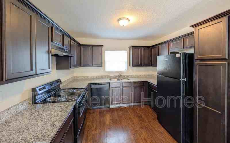 8260 Maple St - Photo 4 of 19