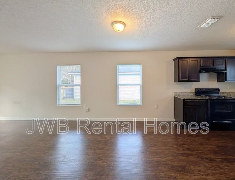 8260 Maple St - Photo 5 of 19