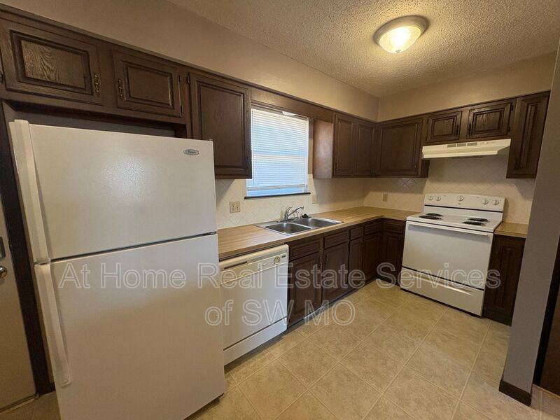 1822 Tower Cir - Photo 3 of 9