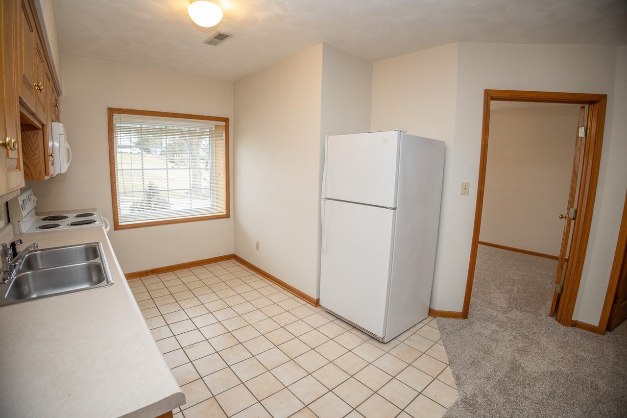 201 W McCarty (Tergin Apts) - Photo 6 of 19