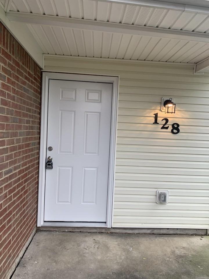 128 Karen Court - Photo 3 of 16