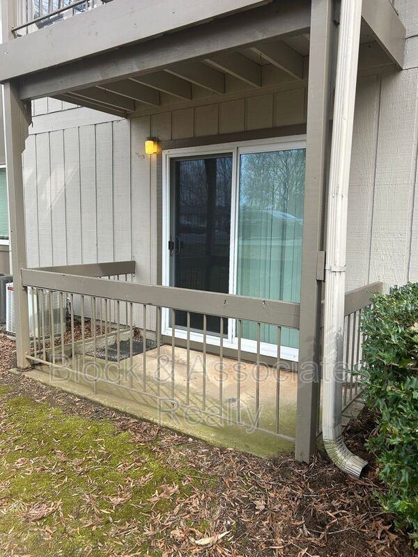 2260 Sunderland Road 84W - Photo 2 of 8