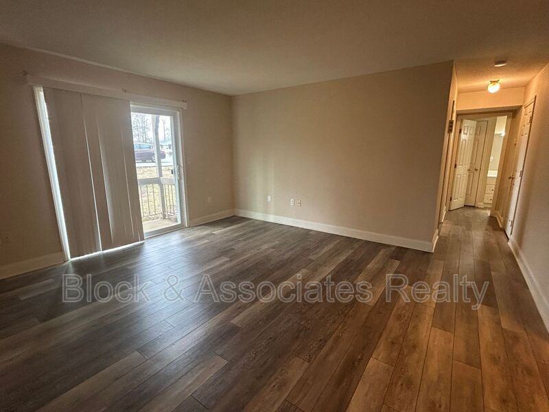 2260 Sunderland Road 84W - Photo 3 of 8