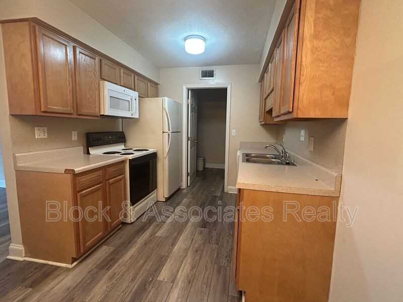 2260 Sunderland Road 84W - Photo 4 of 8