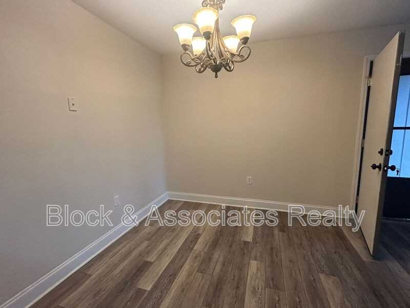 2260 Sunderland Road 84W - Photo 5 of 8