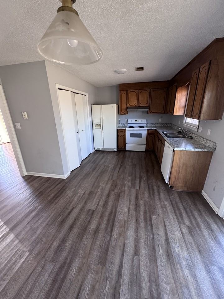 1623 Westbrook Dr Apt 3-C - Photo 2 of 8