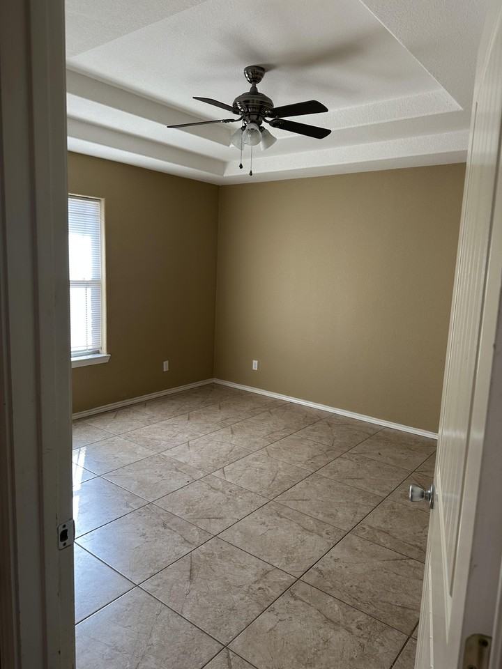 1903 Oasis Dr. - Photo 3 of 4