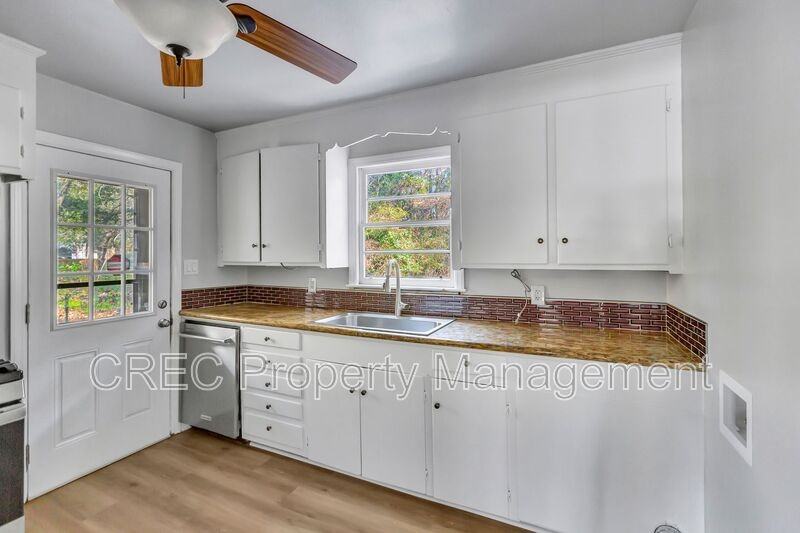 848 Savage Rd - Photo 7 of 24