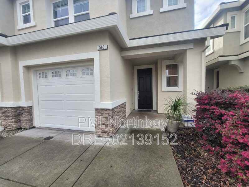 569 Loch Lomond Way - Photo 2 of 13