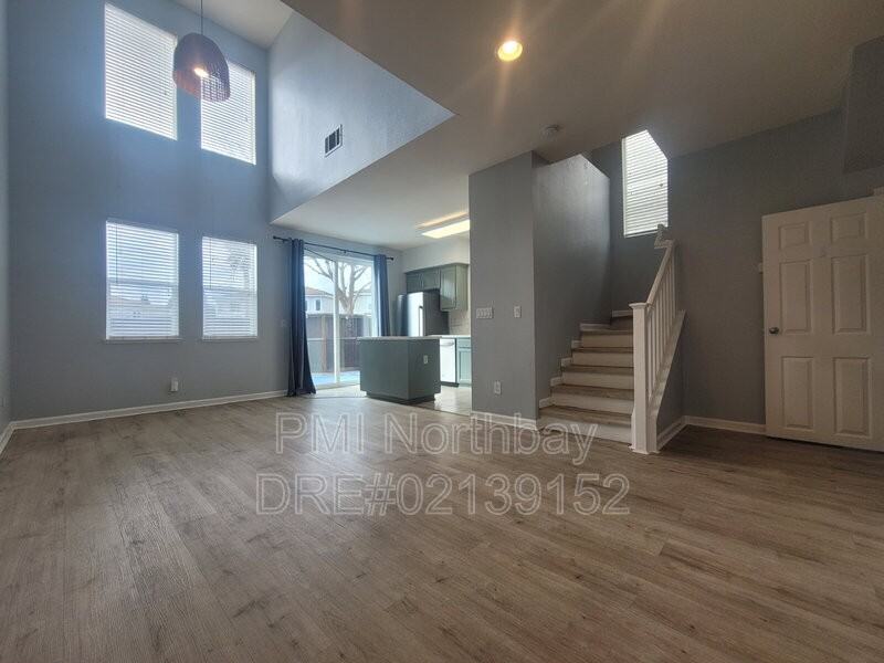 569 Loch Lomond Way - Photo 3 of 13