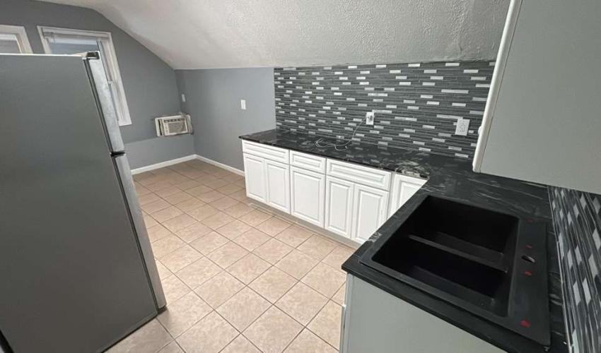 140 Washington Sq - Photo 5 of 14