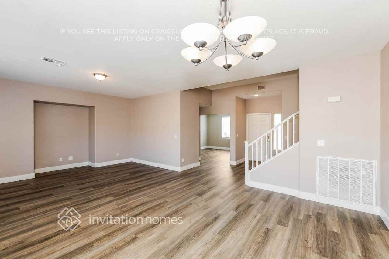 207 Malcolm St - Photo 5 of 18