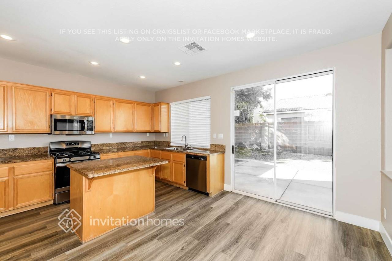 207 Malcolm St - Photo 6 of 18