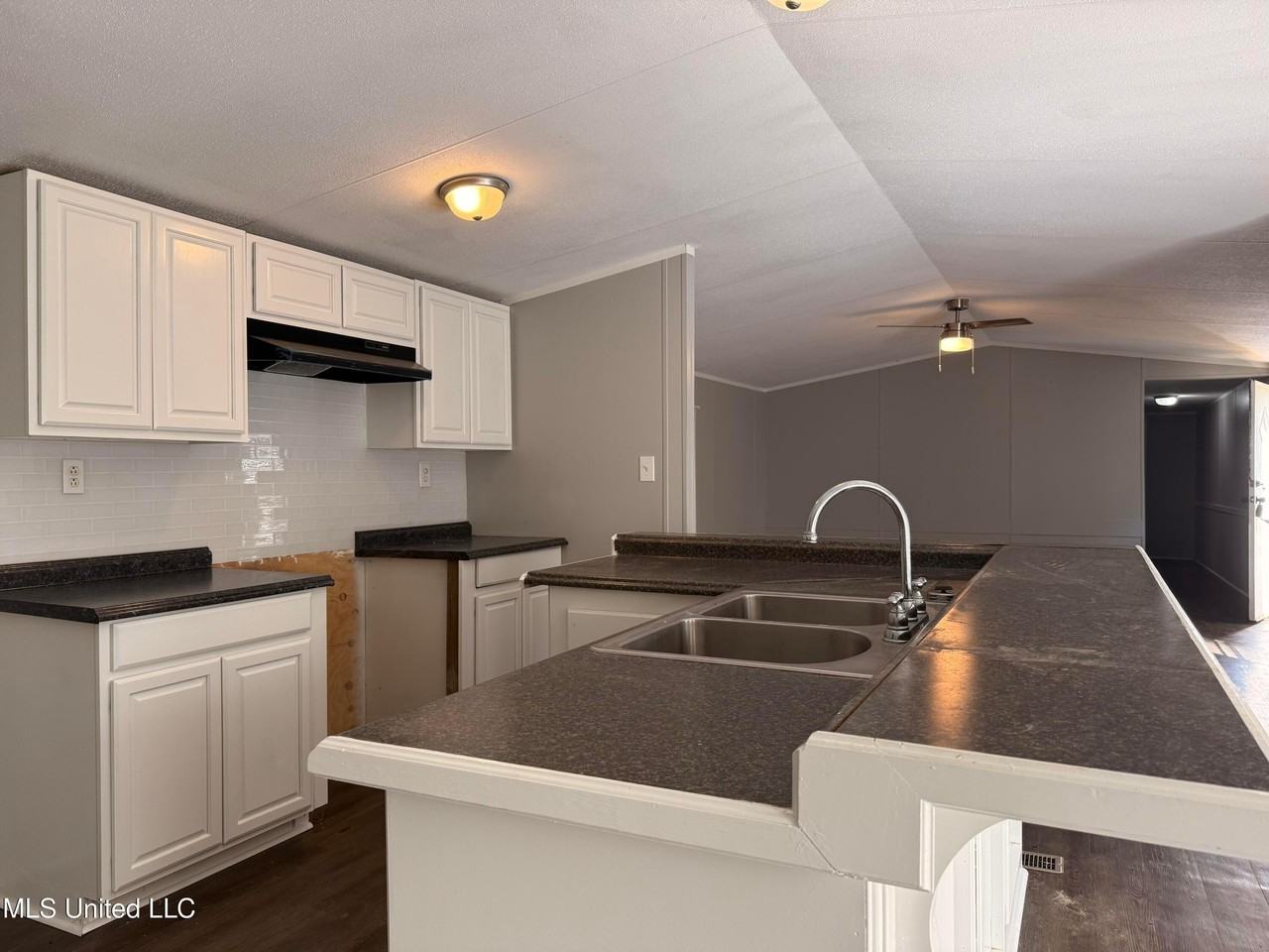 505 Hillview Ct - Photo 3 of 16