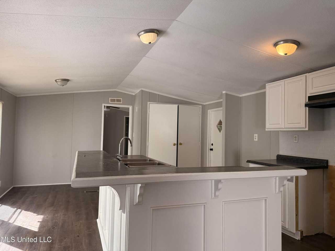505 Hillview Ct - Photo 4 of 16