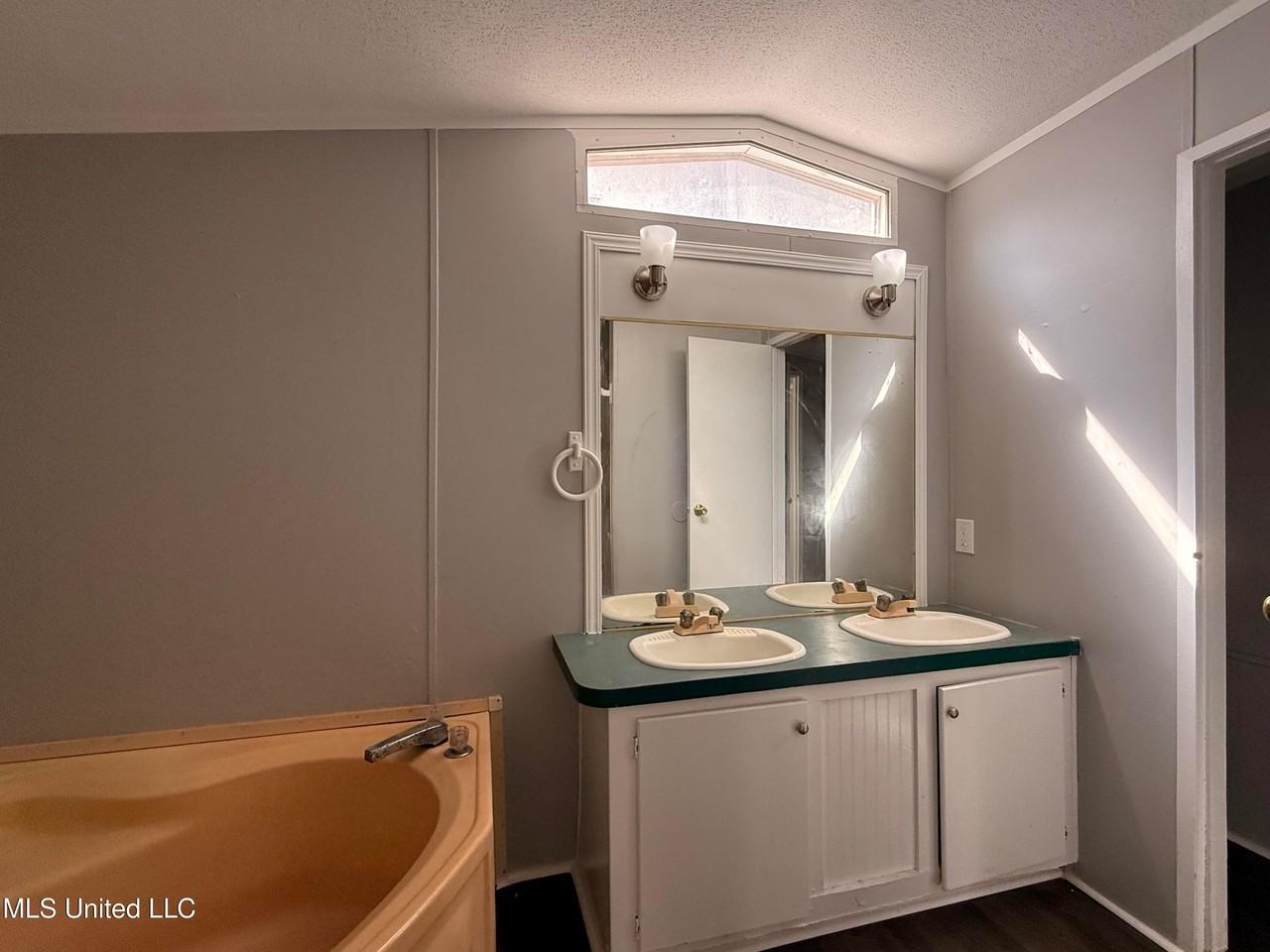 505 Hillview Ct - Photo 6 of 16