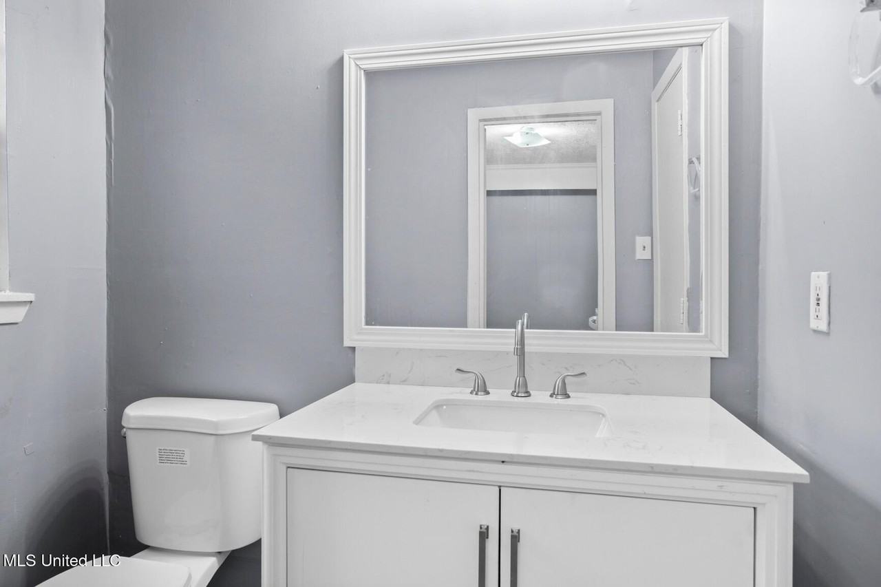 2475 Greenfield Ave - Photo 2 of 7