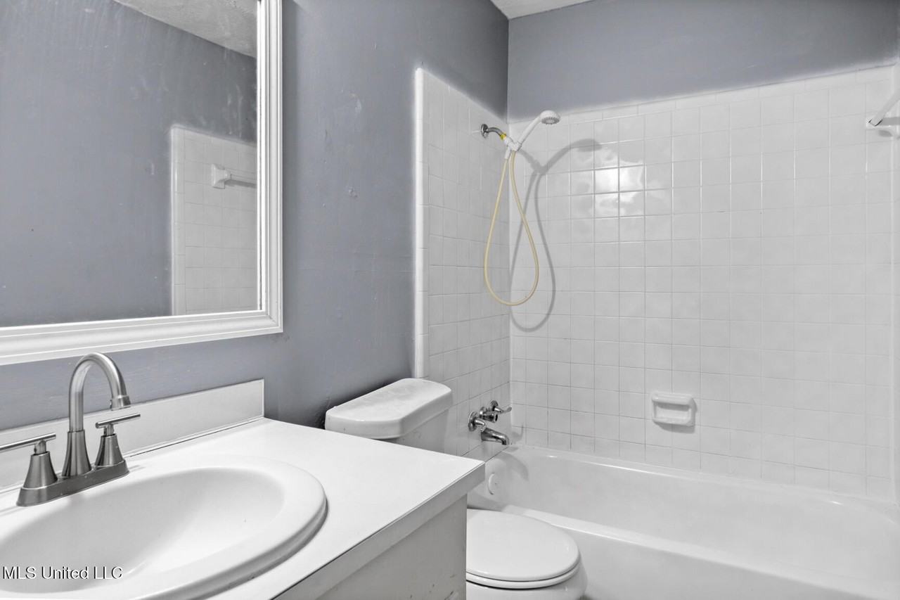 2475 Greenfield Ave - Photo 3 of 7