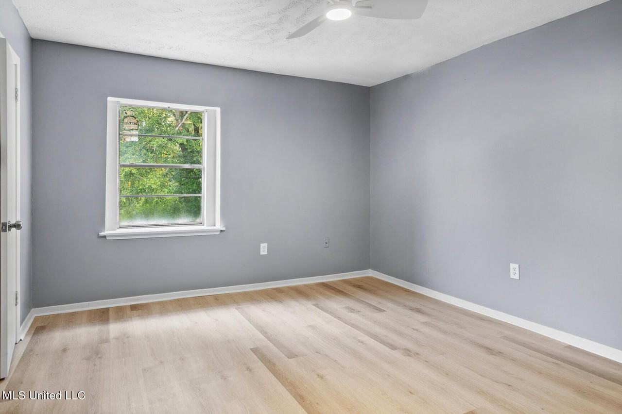 2475 Greenfield Ave - Photo 4 of 7