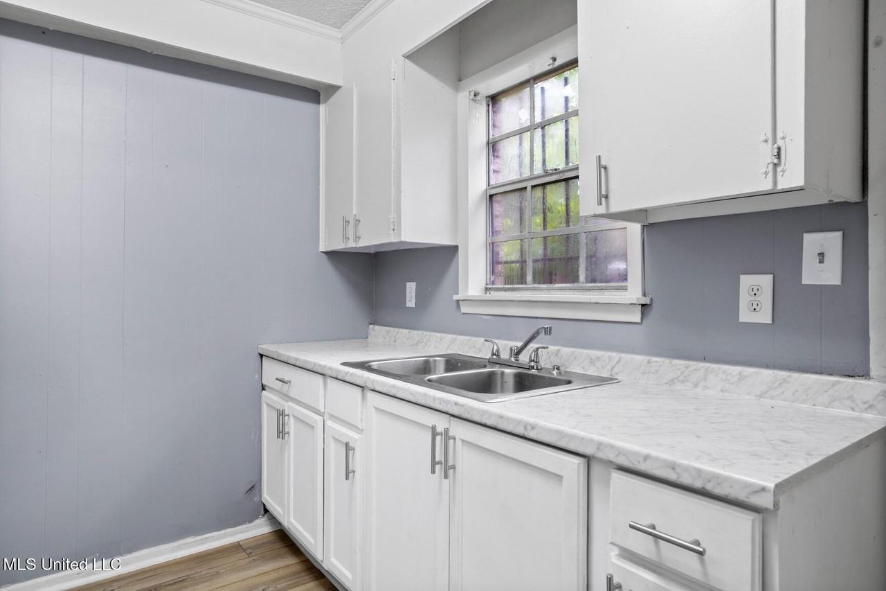 2475 Greenfield Ave - Photo 5 of 7