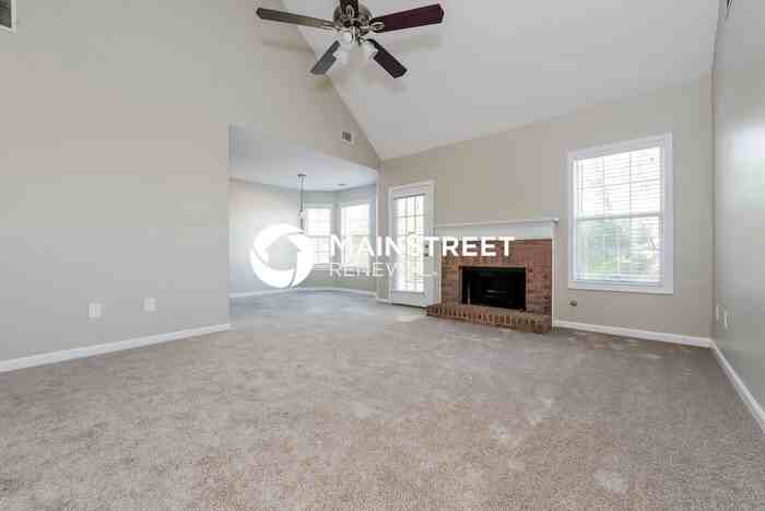 1005 Maria Dr - Photo 2 of 15